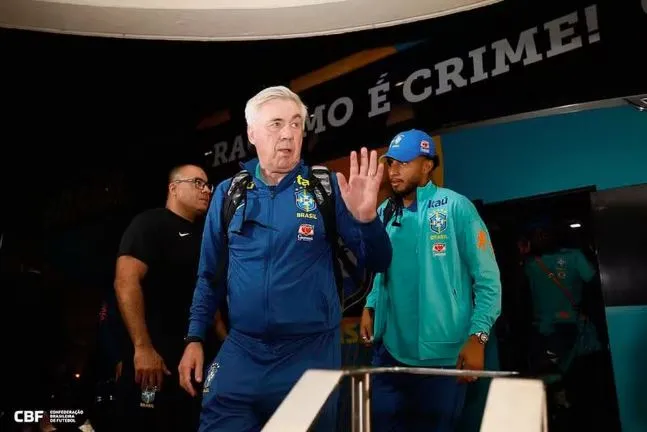 Carlo Ancelotti chega com a delegação brasileira em Guayaquil, para encarar o Equador, na quinta (05)