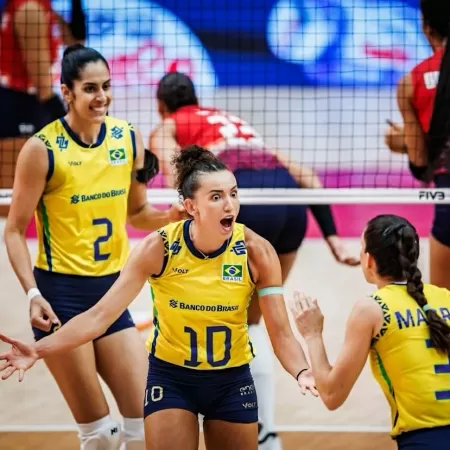 Gabi, do Brasil, comemora ponto contra a República Dominicana, nas oitavas do Mundial de vôlei feminino