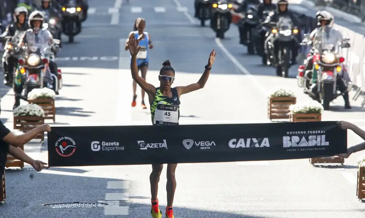 A brasileira Nubia de Oliveira Silva conseguiu alcançar o pódio da tradicional corrida internacional de São Silvestre, chegando em terceiro lugar