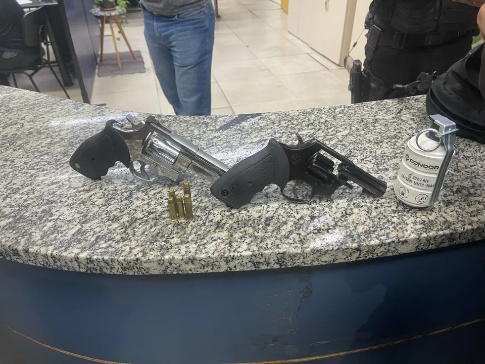 Armas e munições também foram apreendidas com o grupo