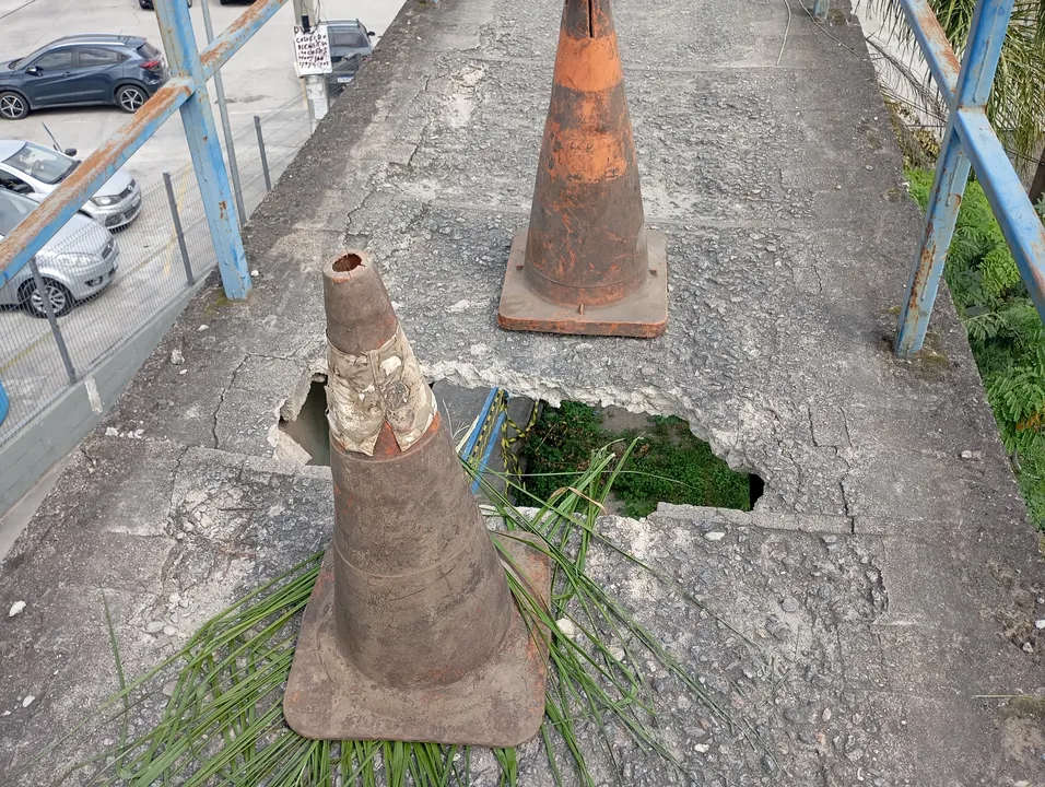 Segundo testemunhas, um pedestre chegou a ficar com a perna presa no buraco enquanto tentava atravessar