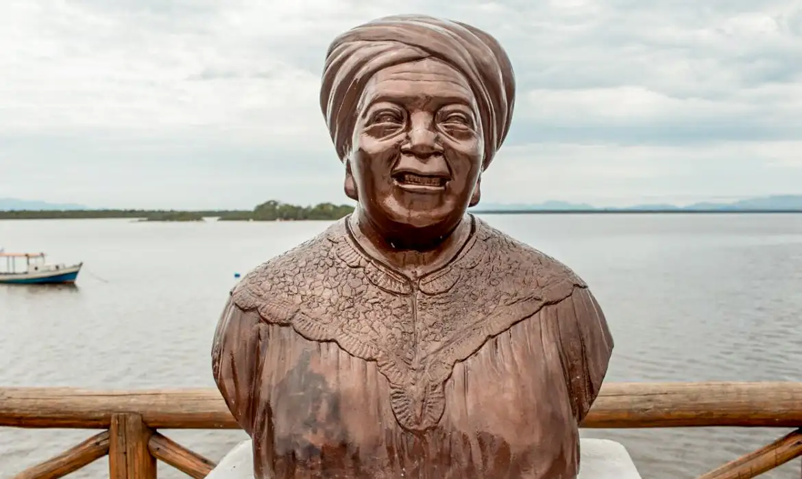 Busto fica no Píer da Piedade, banhado pela Baía de Guanabara