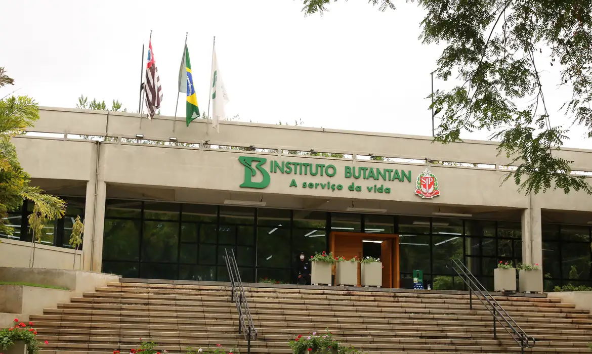Segundo o Butantan, a vacina influenza monovalente A (H5N8) será testada em duas doses, com intervalo de 21 dias