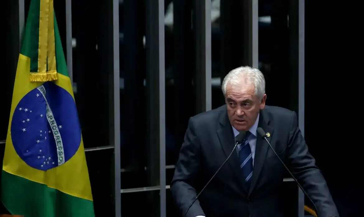 A análise da proposta ocorre logo após os protestos desse domingo (21) que levaram milhares de pessoas às ruas em todas as capitais