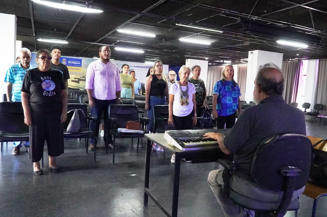 A aula de coral é ministrada pelo maestro Josias