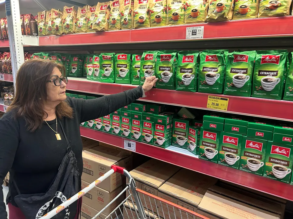 Com o preço ainda alto, consumidores adaptam hábitos e buscam alternativas para manter o café na rotina sem pesar no orçamento