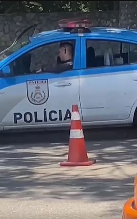 Policial abre as janelas e a porta do carona para diminuir o calor dentro da viatura