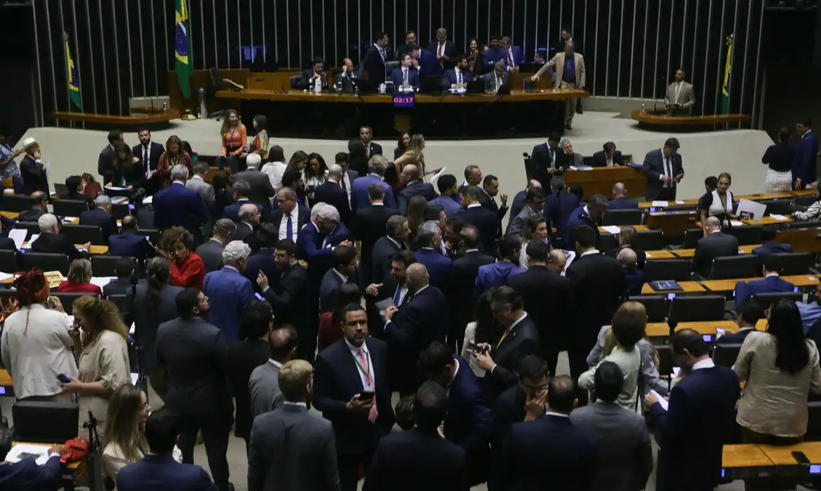 A proposta, encaminhada pelo governo federal, ainda terá que ser aprovada no Senado, antes da sanção pelo presidente Luiz Inácio Lula da Silva para entrar em vigor
