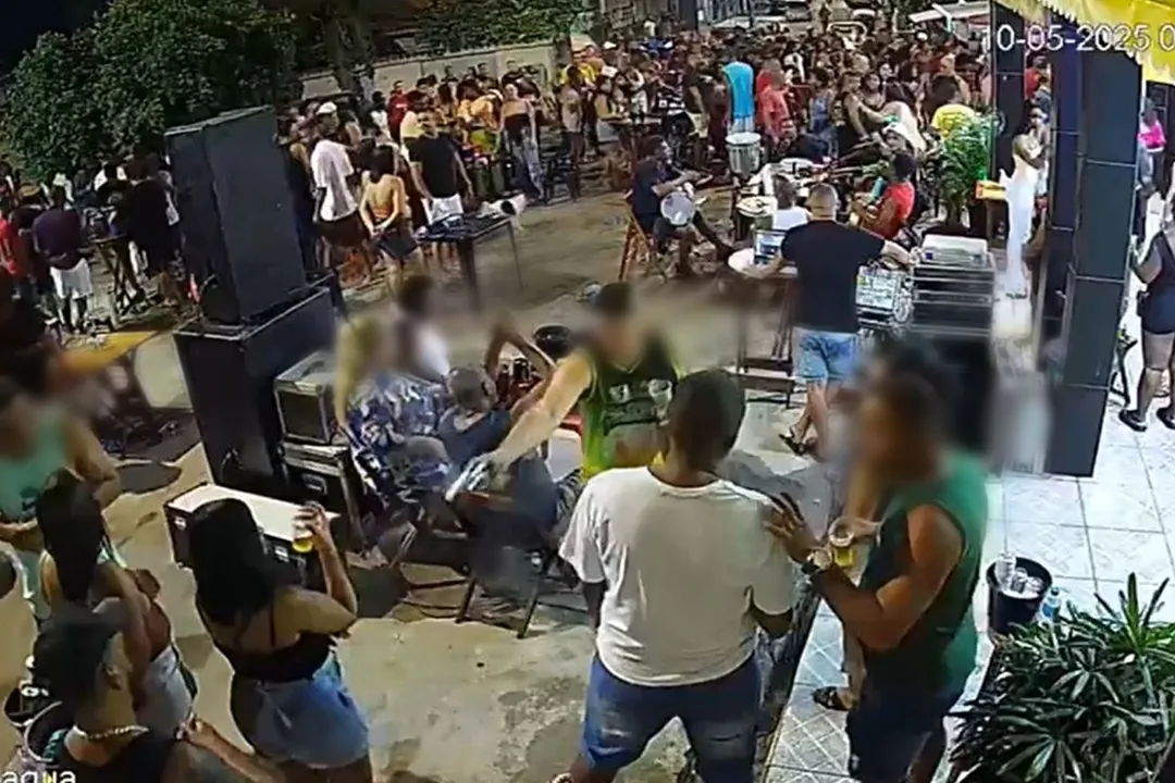 O homem chegou atirando na direção da vítima