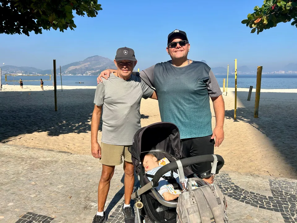 Três gerações da Família Guimarães caminham na orla de Icaraí