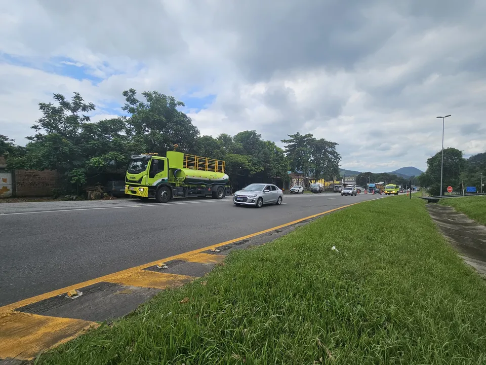 Via foi interditada às 10h10 e liberada por volta das 12h20