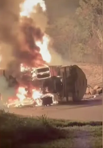 A carreta estava em chamas na pista sentido Rio da Serra das Araras