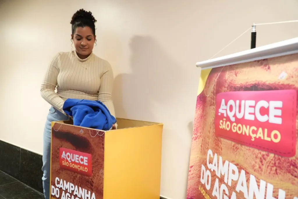 A população pode ir até um dos pontos e colocar na caixa de doação itens de inverno