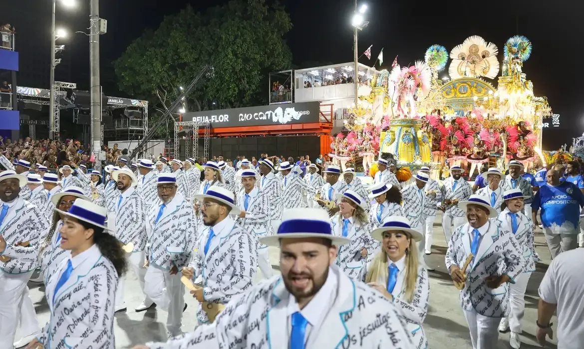 Este ano, pela primeira vez, o desfile ocorreu em três dias, com quatro escolas se apresentando em cada dia