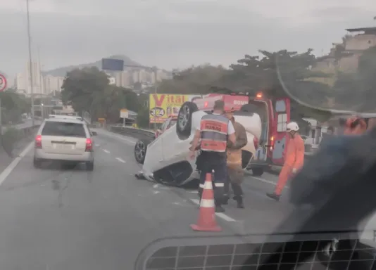 Acidente ocorreu na manhã desta quinta-feira e exigiu a interdição de uma faixa da via