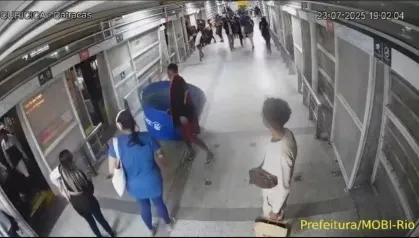 A cena foi gravada por câmeras de segurança da estação