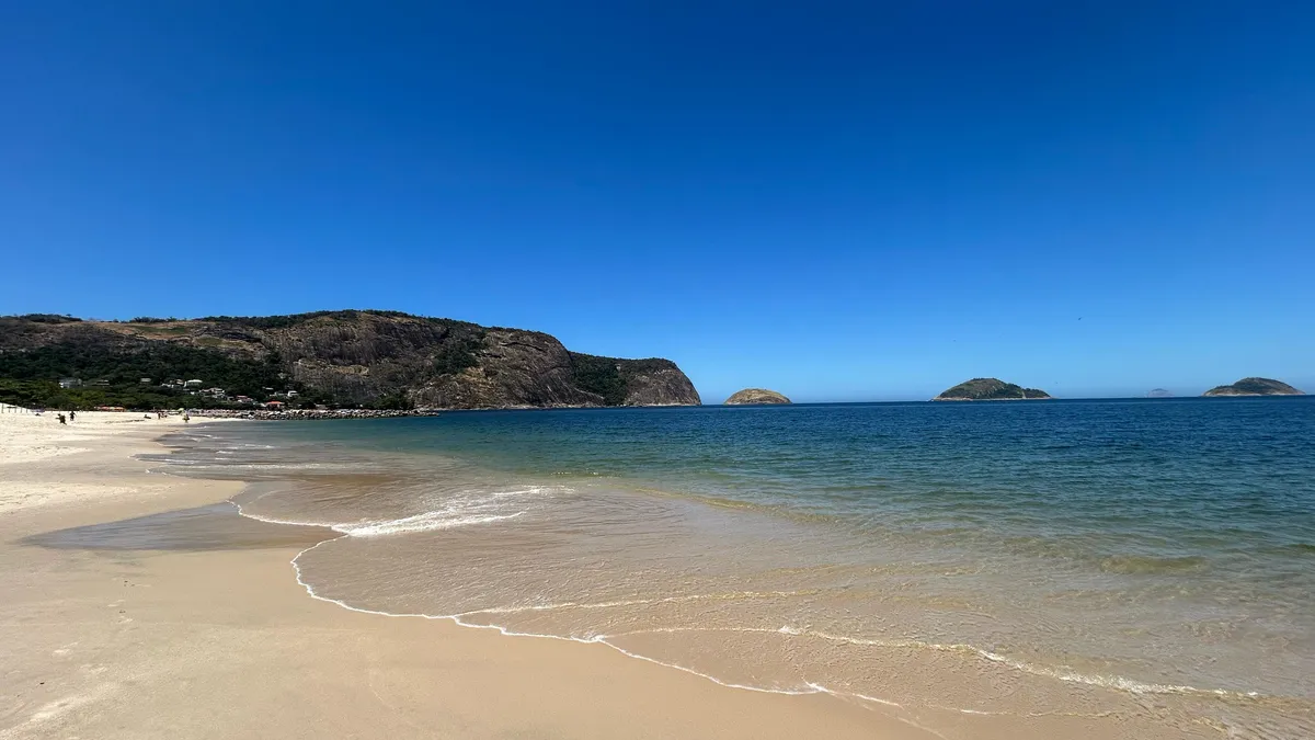 O cenário, que representa um fenômeno meteorológico, é explicado pela combinação de dias sem chuva e vento vindo do mar