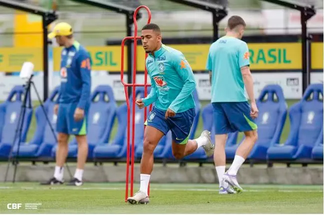 Samuel Lino deve ser titular do Brasil, na terça (09), contra a Bolívia