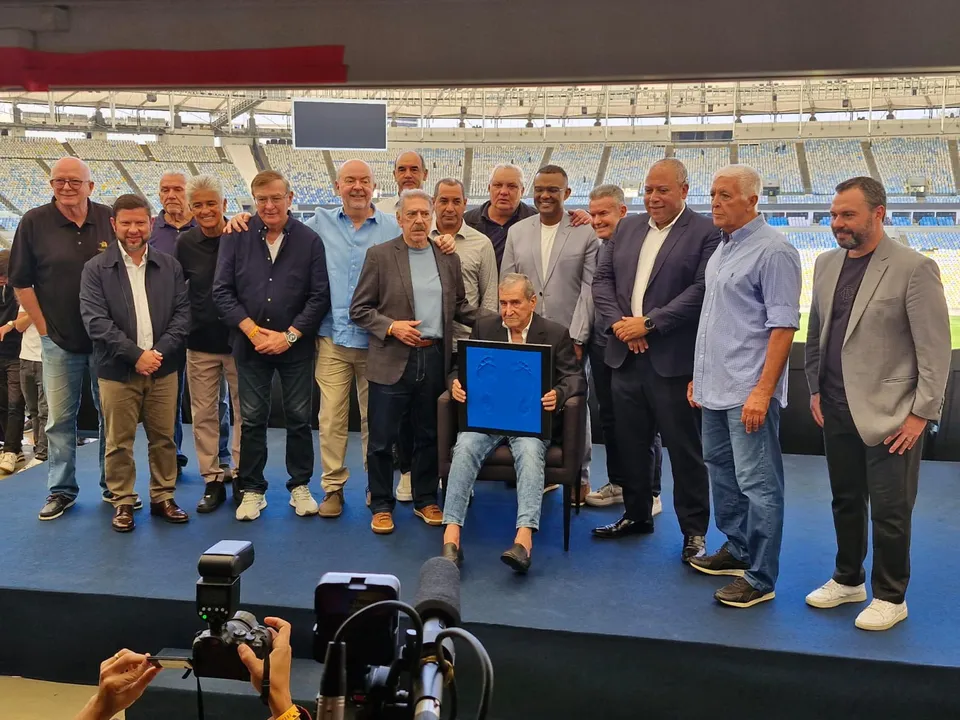 Técnico que comandou a seleção brasileira na conquista do tetracampeonato em 94 imortalizou os pés no estádio na manhã dessa sexta-feira