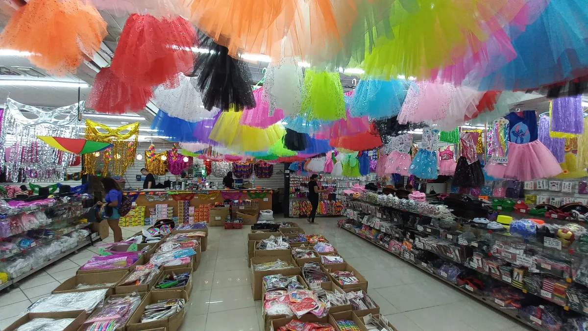 Foliões se deparam com uma imensa variedade de opções na hora das compras para o Carnaval