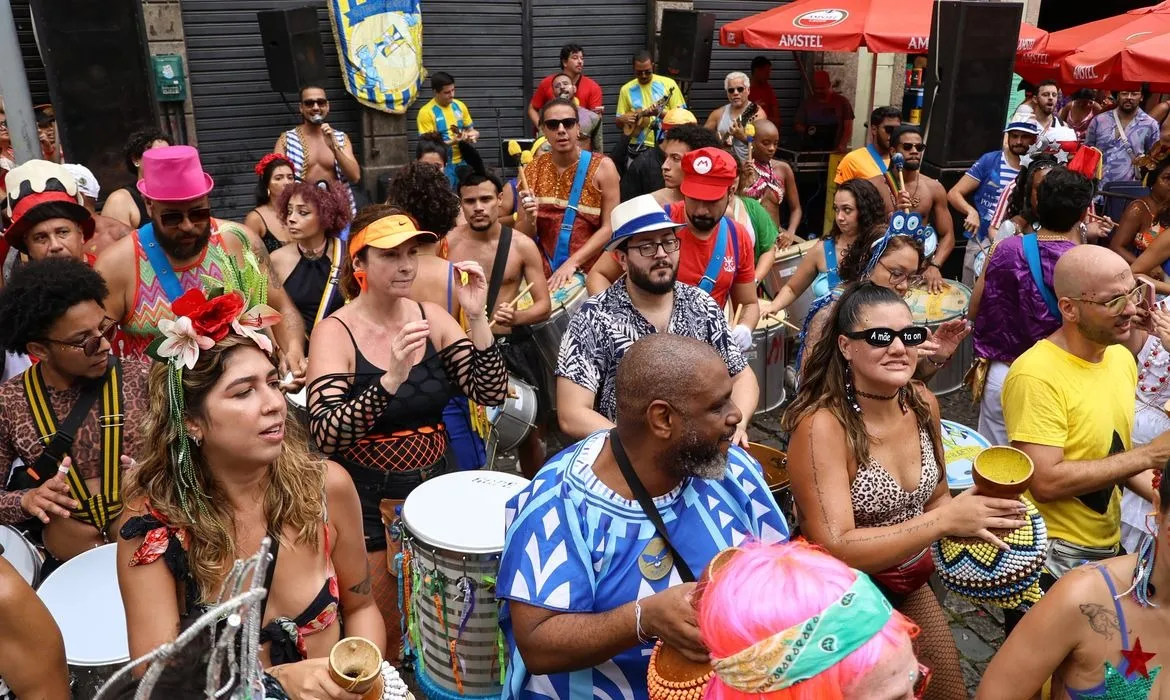 Carrossel de Emoções e Chá de Alice prometem agitar a Rua Primeiro de Março