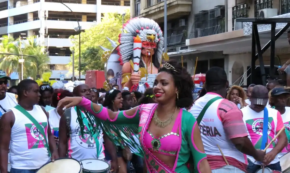 Nesta segunda-feira (3), além dos blocos tradicionais, a cidade também recebe duas agremiações infantis