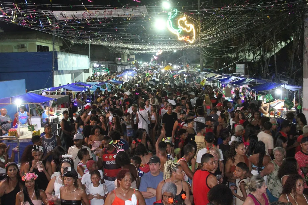 O evento tem uma proposta descentralizada, levando alegria a sete bairros de São Gonçalo