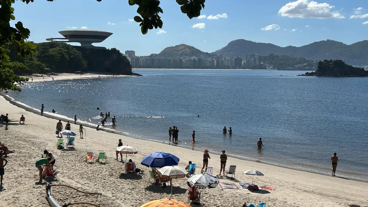 Praias de Niterói atraem tanto moradores quanto turistas em busca de tranquilidade durante o carnaval