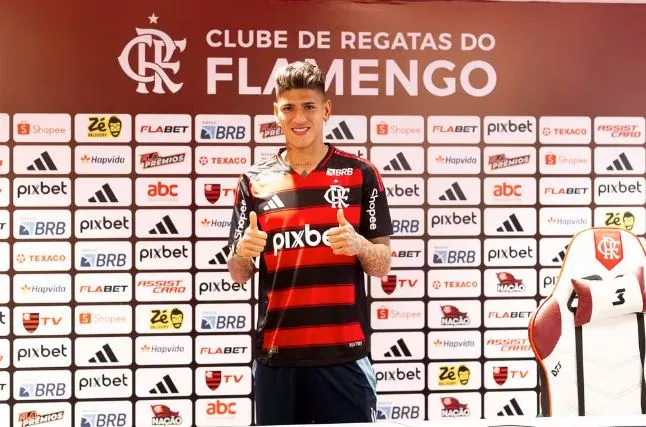 Carrascal é apresentado no Flamengo