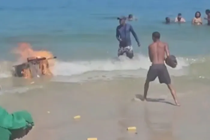 O vendedor jogou o carrinho no mar para apagar as chamas