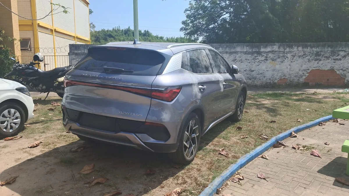 Relatos iniciais indicam que o veículo foi alugado pela política; ela não estava no carro no momento do assalto