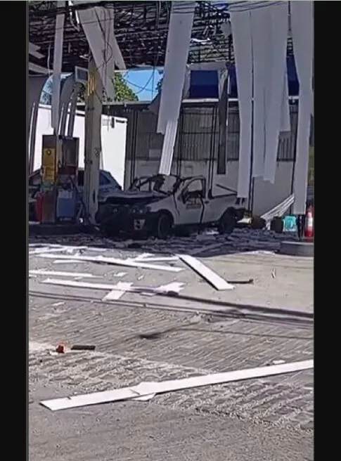 Carro ficou destruído após explosão