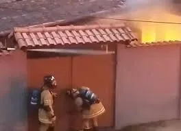 Segundo o Corpo de Bombeiros, o incêndio foi controlado em aproximadamente uma hora, evitando que as chamas atingissem outras partes da residência