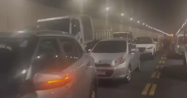 Carro pega fogo no Túnel Rebouças