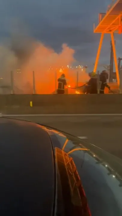 Carro pega fogo na Ponte Rio-Niterói