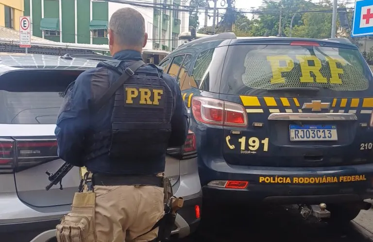 Em uma vistoria, constataram que o carro era roubado e circulava com a placa clonada