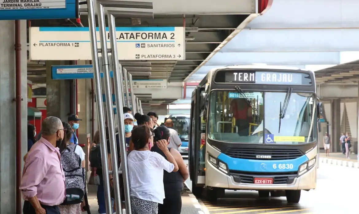 O Sindicato das Empresas de Ônibus do Rio confirmou que os motoristas foram orientados a liberar o embarque de idosos