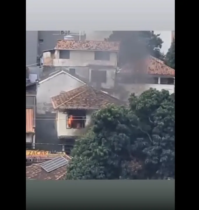 Casa na rua Mário Viana, em Santa Rosa, Niterói, pegou fogo nesta sexta-feira (12)