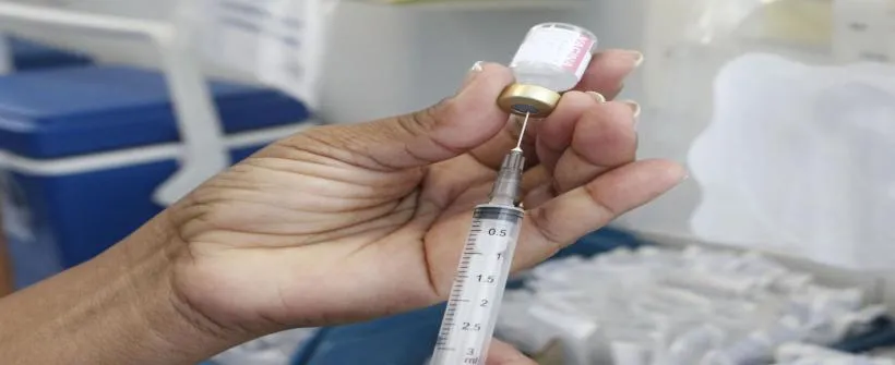 A SES reforça que a vacinação é gratuita, está disponível em todos os 92 municípios e é essencial para prevenir casos graves e óbitos