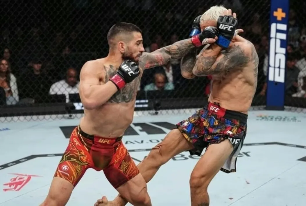 Ília Topuria nocauteou Charles Oliveira e se tornou campeão peso leve
