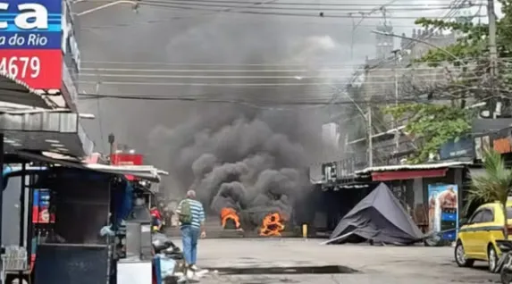 Barricadas ficaram em chamas na Maré na manhã desta sexta-feira (26)