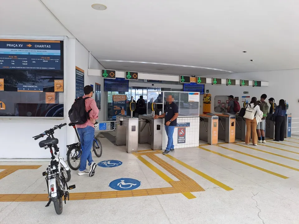 Apesar de os passageiros embarcarem normalmente, os ciclistas precisam esperar por um tempo maior até poderem entrar na barca