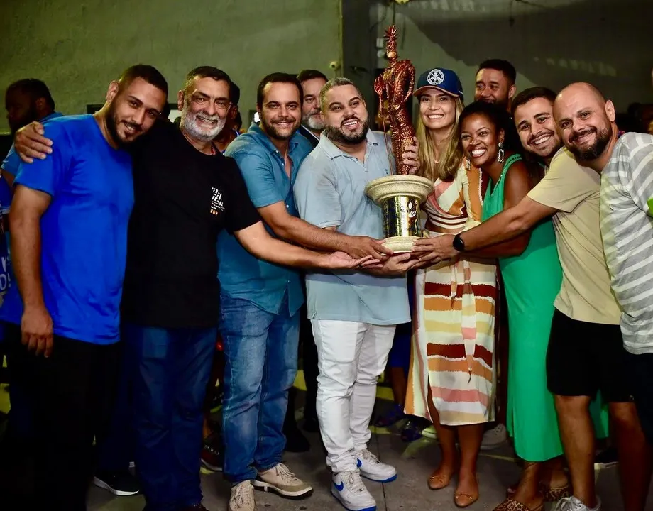 O Presidente da Neltur, André Bento e a Vice-Prefeita, Isabel Swan festejando com os sambistas da Campeã Acadêmicos de Niterói