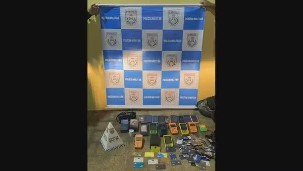 Com os suspeitos, foram encontrados sete cartões bancários, duas máquinas além de dois celulares