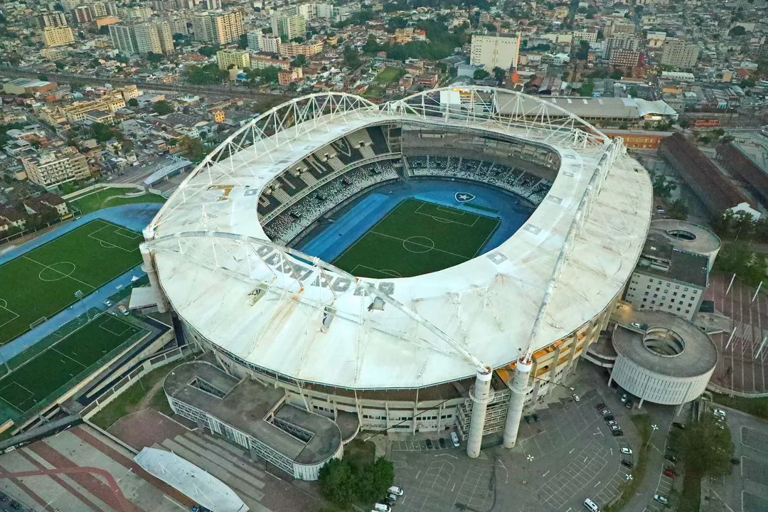 Vasco e Flamengo se enfrentam no Nilton Santos, neste sábado (1)