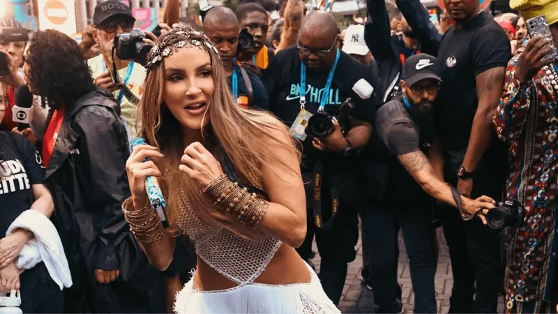 A cantora Claudia Leitte foi vaiada por parte dos foliões que acompanhavam a abertura do carnaval de Salvador, nesta quinta-feira (27), no circuito Osmar (Campo Grande). A artista foi alvo de denúncias de racismo religioso por ter trocado o nome de um orixá em uma música.

As vaias aconteceram no momento em que Claudia Leitte foi chamada por Brown. Na mesma hora, outras pessoas decidiram gritar o nome da cantora em apoio. Vídeos do momento viralizaram nas redes sociais.

Foliões se fantasiam de Ivete Sangalo e Claudia Leitte na 'camiseta da união' para curtir o pré-carnaval em Salvador
A artista participou do "camarote andante", que liderado por Carlinhos Brown, que também recebeu Sarajane, Ricardo Chaves, Daniela Mercury, Márcio Victor, Serginho, Gilmelândia, Felipe Pezoni, Xanddy Harmonia, o Grupo Olodum e representantes de grupos de afoxé, como Filhos de Gandhy e Cortejo Afro.

Polêmica por troca de letra

Em vídeos que viralizaram na web, a cantora aparece cantando “Eu canto meu Rei Yeshua” (Jesus em hebraico) ao invés de “Saudando a rainha Iemanjá”, como já fez em outros shows pelo Brasil desde 2014, mesmo período em que se converteu evangélica.

A atitude da cantora gerou polêmica nas redes sociais e foi comentada pelo então secretário de Cultura e Turismo de Salvador, Pedro Tourinho, e pela professora e vencedora do Prêmio Jabuti, Bárbara Carine.

O procedimento apura a "responsabilidade civil diante de possível ato de racismo religioso consistente na violação de bem cultural e de direitos das comunidades religiosas de matriz africana, sem prejuízo de eventual responsabilização criminal".