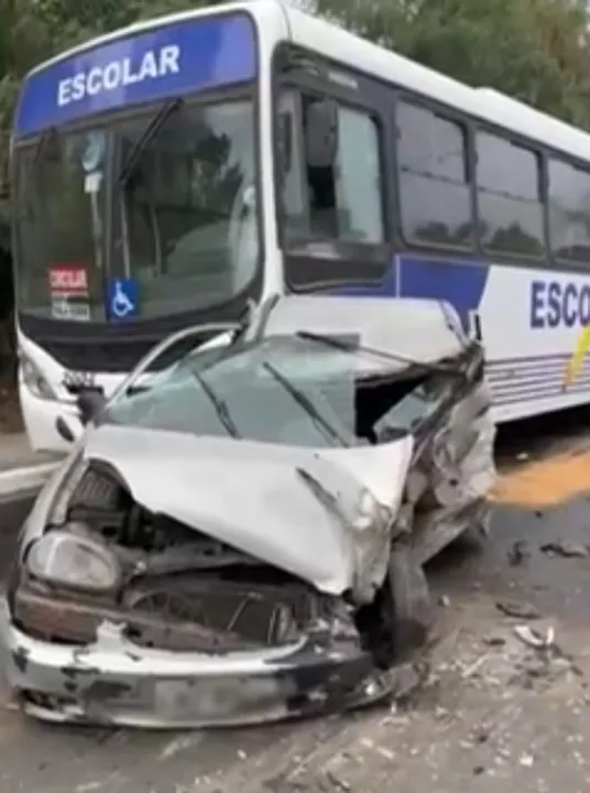Com o impacto, o carro foi arremessado sobre um ônibus escolar, que estava vazio no momento da colisão