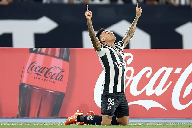 Melhor em campo, Igor Jesus marcou o gol da classificação Alvinegra