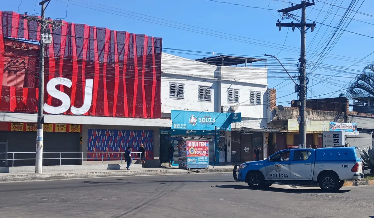 Mesmo com viaturas da Polícia Militar circulando pelas ruas durante toda a manhã, nenhum comerciante se arriscou a abrir as portas