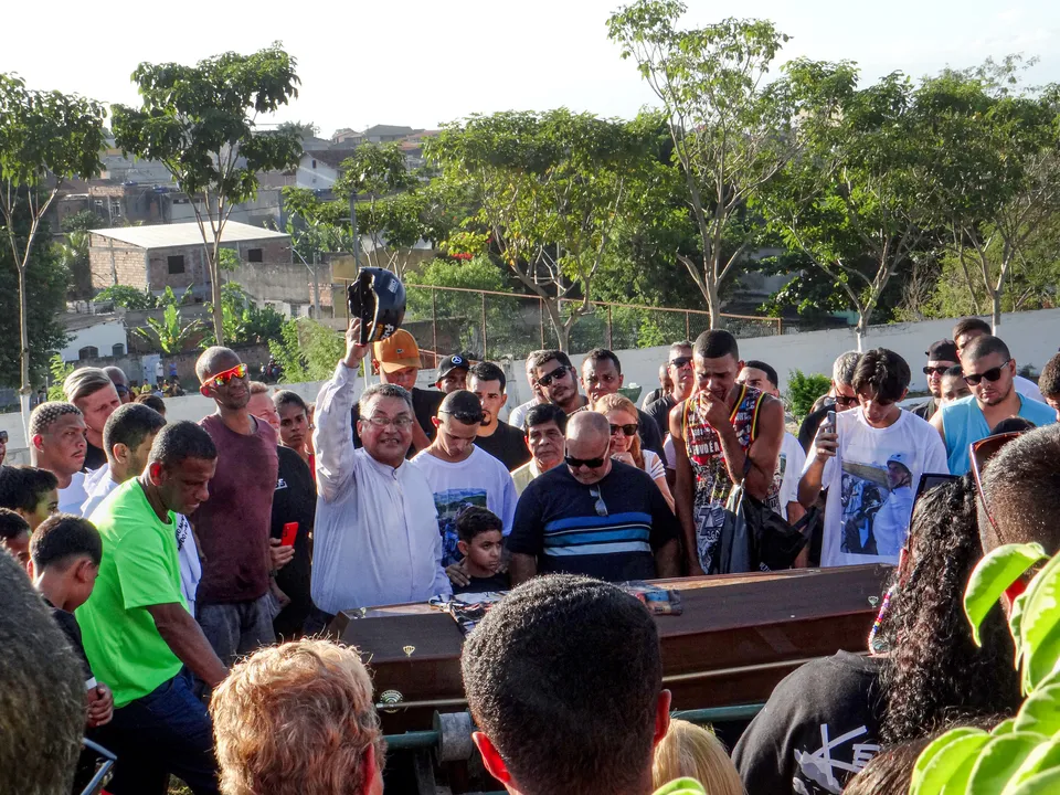 Centenas de pessoas foram até o Cemitério Parque da Paz para acompanhar o sepultamento de Léo